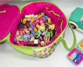 Lot 030   4 Bid(s)
Polly Pocket case Dolls & extras