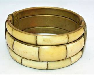 Lot 104   2 Bid(s)
VTG wide bracelet bone