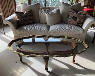Other sofa, tray coffee table in glass, tray is move-able 