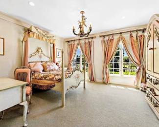 Plenty's Horn 4 Poster Full Sized Hand Painted Bed with&nbsp;Floral Motif
