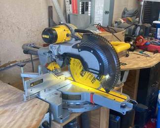 005 DeWalt 12 DoubleBevel Sliding Compound Miter Saw