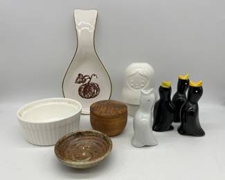 Lot 114 | Measuring Cups, Pie Birds, Spoon Rest