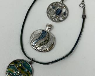 Lot 391 | Pendant Necklace w Additional Pendants