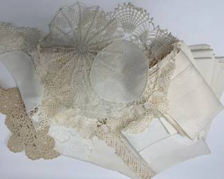 Lot 30 | Vintage Irish Linens Linen Napkins Tatting
