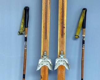 Vintage Jarvinen Hickory Base Pair Of Cross Country Skis, 73" Long With Metal Trak Bindings And Trak Bamboo 49" Ski Pole, Qty 2