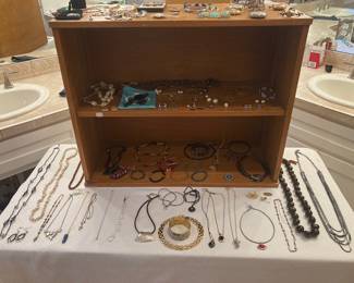 Nice assortment of jewelry