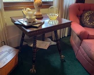 Beautiful Victorian ball and claw parlor table