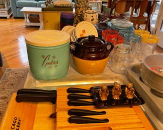 Lots of kitchen items!