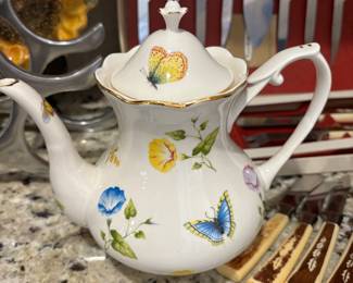 Grace's Teaware floral teapot