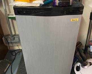 Mini fridge 