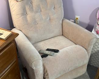 Lay-Z-Boy recliner, hats