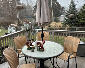 Cute wicker patio set 