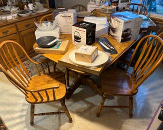 High end oak table with 6 comfortable chairs and extra leaves 