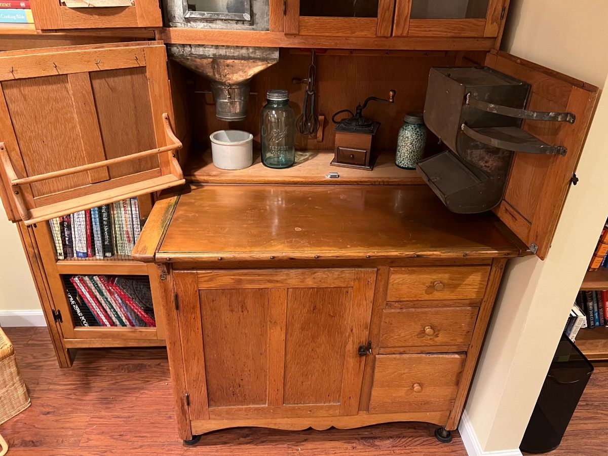 VansEstate Sales St. Peters in Saint Peters, MO starts on 2/16/2024