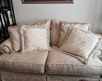 Beautiful comfy loveseat in excellent condition $300