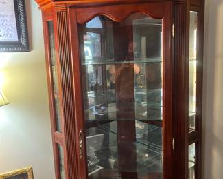 Beautiful corner cabinet in excellent condition $300