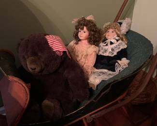 Sleigh, bears and dolls