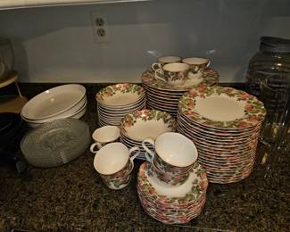 Niko Rose dish set
