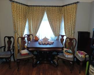 Beautiful High End Dining Table with Table Pad, 6 Chairs and 2 Leaves!