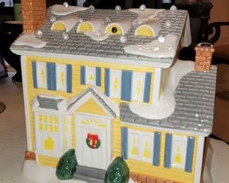 Dept. 56 Ntl. Lampoon's Christmas Vacation, Griswold's House. Lid has battery operated lights!