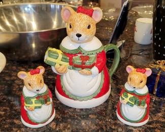 Cute mouse teapot/cream & sugar
