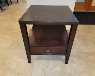 End table/nightstand