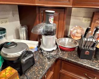 Kitchen misc. Juicer, Knife set, waffle maker and more