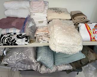 Linens. Accent pillows