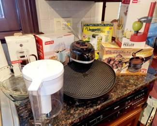Pizza maker, peeler, Chocolate machine, Veggetti pro, popcorn maker - all in original boxes
