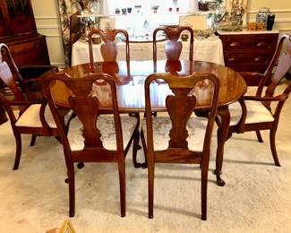 Dining Room set with 6 chairs and one large leaf
