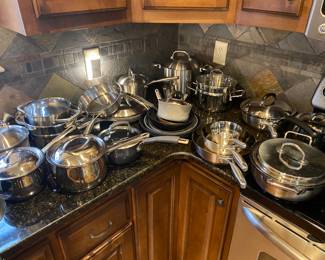 Here is more like-new cookware.