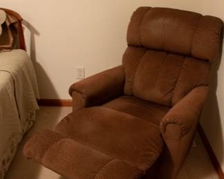 Moms Bedroom Lazyboy b