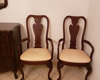 KNOB HILL QUEEN ANNE DINING TABLE AND SET OF 6 CHAIRS