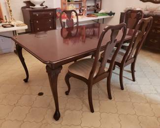 KNOB HILL QUEEN ANNE DINING TABLE AND 6 CHAIRS