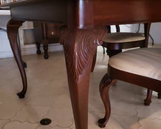 KNOB HILL QUEEN ANND DINING TABLE WITH CARVED LEGS