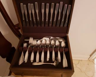 ONEIDA PAUL REVERE PATTERN STAINLESS FLATWARE, 93 PIECES