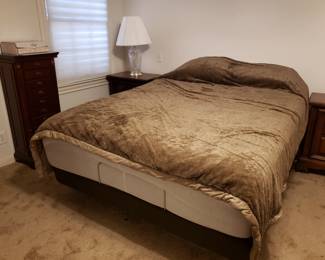 QUEEN RIZE WIRELESS ADJUSTABLE BED WITH SERTA I SERIES HYBRID MATTRESS