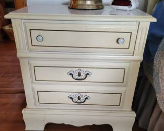 2 matching nightstands 