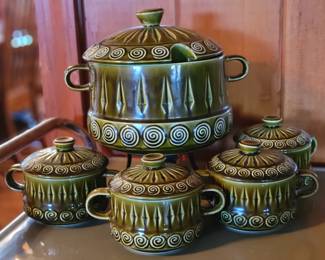 Soup tureen with lidded soup bowls 
