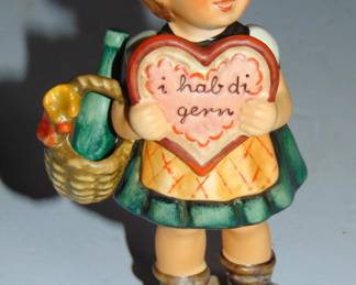 VINTAGE HUMMEL FIGURINE