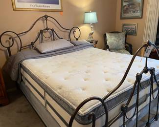 queen bed w/nice mattress
