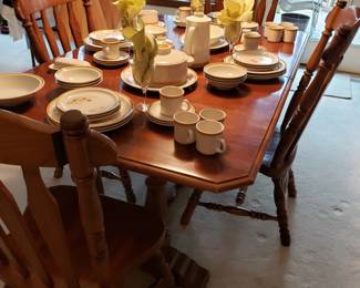 Nice table with  4 chairs, 2 leaves and table pads