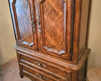Stunning Gentlemen's dresser, has several pieces that match