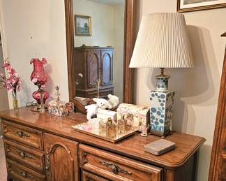 Impressive dresser or console with mirror