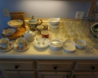 cups and saucers, tea pots