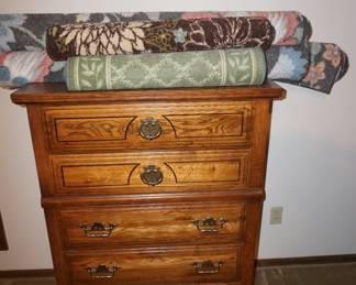 rugs, chest of drawers