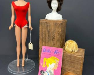 1962 Mattel Vintage Fashion Queen Barbie w/Wigs & Stand