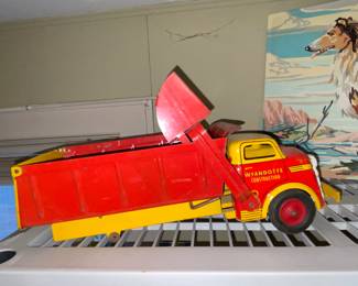 Wyandotte toy truck -as is