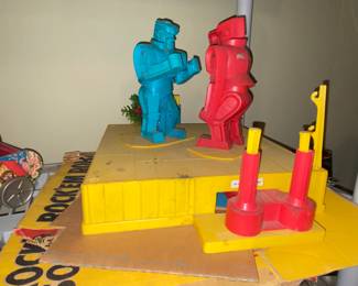 Rock ‘em Sock’em robots toy