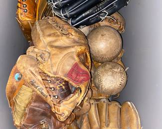 Assorted vintage baseball gloves 
